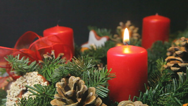 bougie rouge allum&eacute;e ambiance de no&euml;l kazy