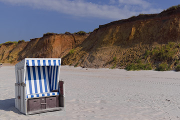 Strandkorb am  Strand von Sylt Kampen rotes Kliff - obrazy, fototapety, plakaty