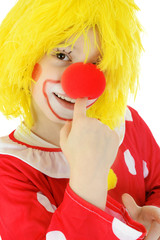 Kleiner Clown trägt dicke rote Clownsnase