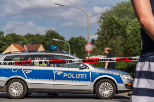 Schaulustige bei Polizeieinsatz mit Stra&szlig;ensperrung