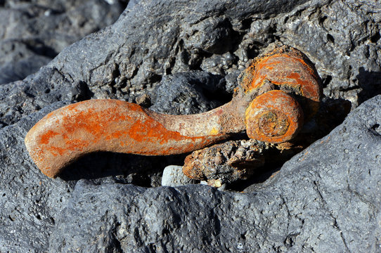rostiger Schekel in Lavafelsen