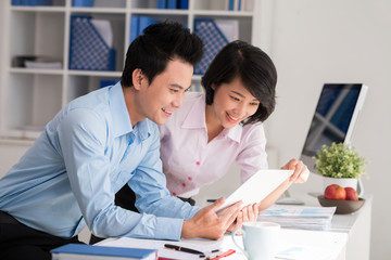 Obraz premium Using digital tablet