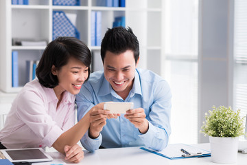 Obraz premium Watching funny video