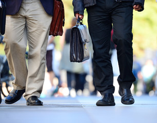 Obraz premium Men in suit with bags, on thir way home from work