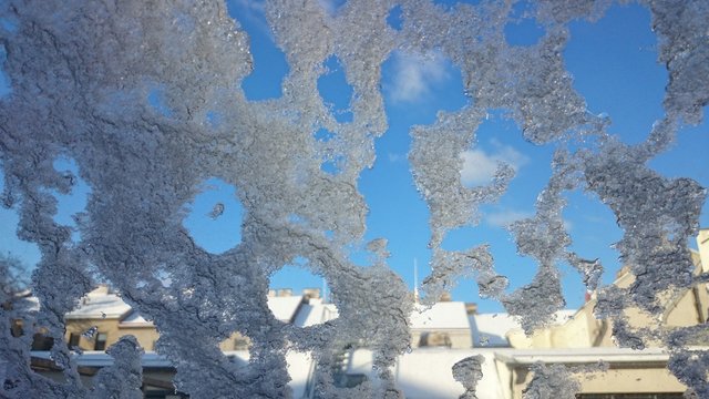 Schnee auf dem Dachfenster