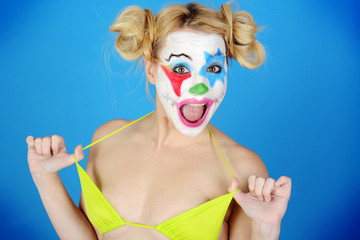 Erotischer Clown spielt mit Bikini Oberteil