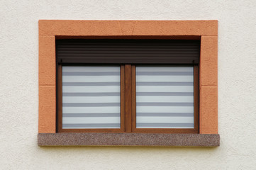 Modernes Aluminiumfenster in Holzimitat mit dunklem Rollladen