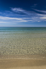 Mare cristallino, spiaggia e cielo