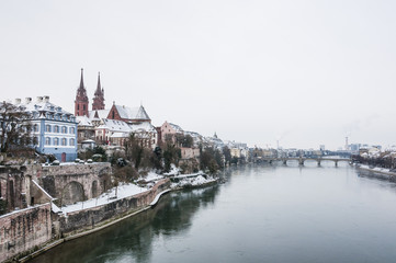 Obraz premium Basel, Altstadt, Rheinufer, Rheinbrücke, Winter, Schweiz