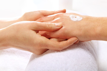 Salon urody, masaż dłoni, zabieg pielęgnacyjny