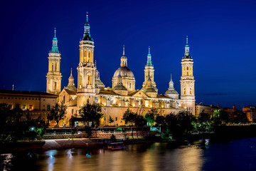 Fototapeta na wymiar Our Lady of the Pillar Basilica with Ebro River at dusk Zaragoza