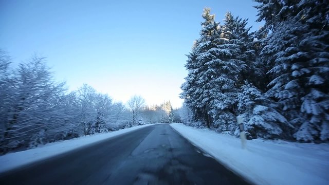 Fahrt in Winterlandschaft