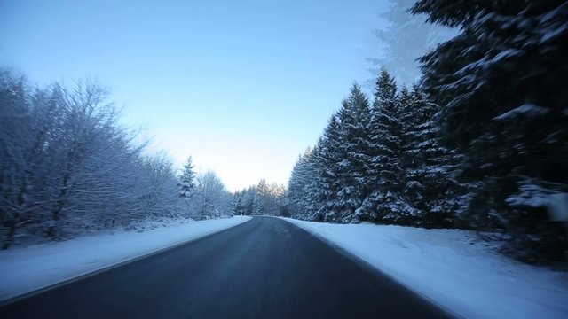 Fahrt in Winterlandschaft