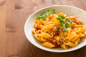 Penne con salsiccia e pomodoro, cucina italiana