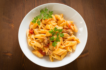 Penne con salsiccia e pomodoro, cucina italiana