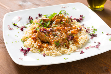Ossobuco con riso e salsa, cucina italiana