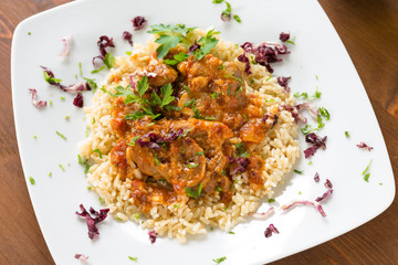 Ossobuco con riso e salsa, cucina italiana