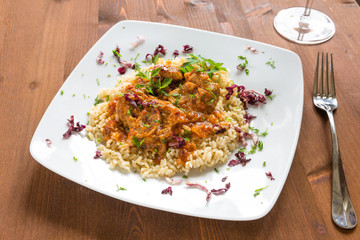 Ossobuco con riso e salsa, cucina italiana