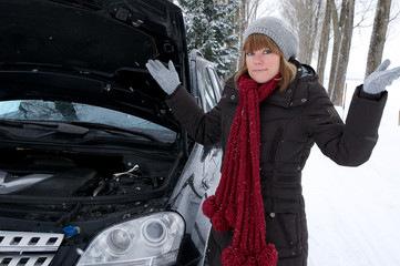 Fototapeta premium Junge Frau mit Autopanne im Winter