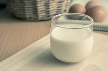 Close up glass of milk onwooden table