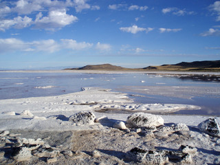 Rocky salty shore and water of the great Salt Lake with mountain