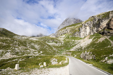 Górska droga w Alpach - obrazy, fototapety, plakaty