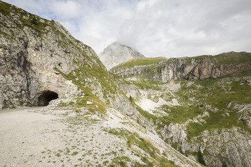 Droga i tunel w Alpach Julijskich - obrazy, fototapety, plakaty