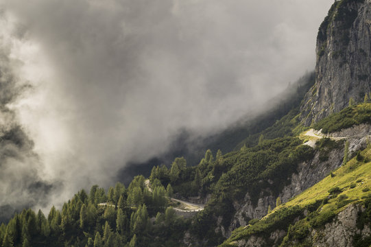 Droga i tunel w Alpach Julijskich
