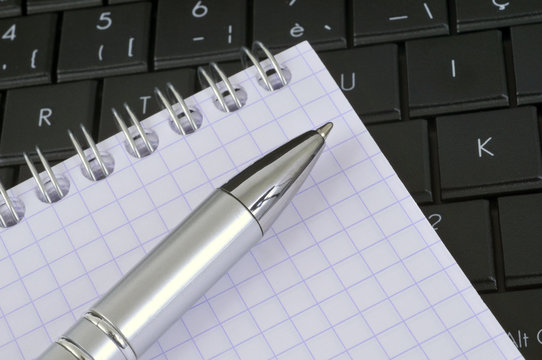 Clavier, stylo et cahier