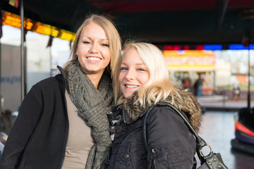 Freundinnen auf der Kirmes