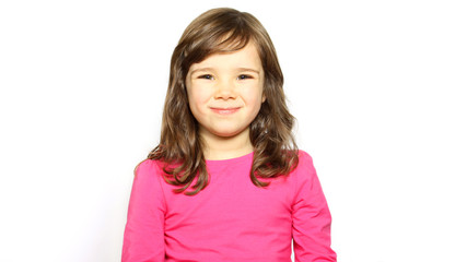 Kleines Mädchen lacht glücklich