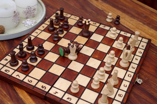 Schachspiel auf Holztisch