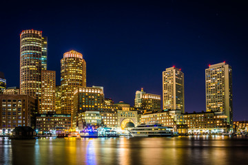 Fototapeta na wymiar The Boston skyline and Rowes Wharf at night, seen from Fort Poin