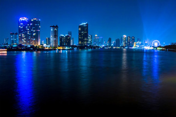 Obraz premium Widok na rzekę Bangkok z mostu Krungthep