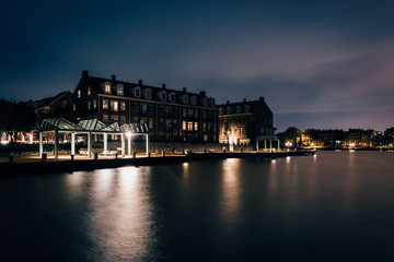 Fototapeta na wymiar Waterfront condominiums and promenade along the Potomac River at
