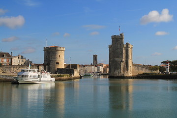 Fototapeta na wymiar Entrée du vieux port de La Rochelle, France