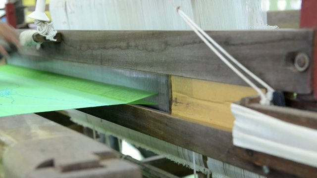 Weaving silk fabric
