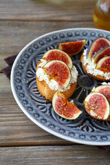 Bruschetta with juicy figs on a plate