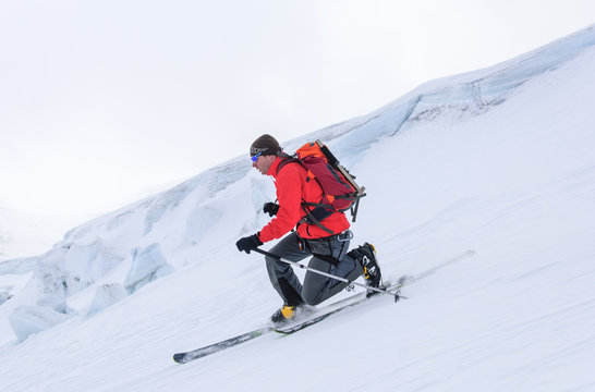 elegante Abfahrt im Telemark-Stil