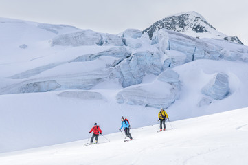 Fototapeta na wymiar Abfahrt vor beeindruckender Gletscher-Kulisse