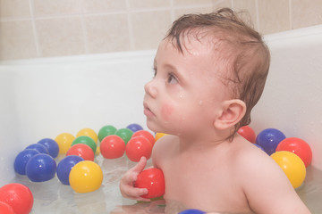 Fototapeta na wymiar baby in the bathtub