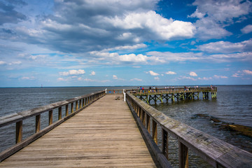 Fototapeta na wymiar Pier in the Chesapeake Bay at Downs Park, in Pasadena, Maryland.