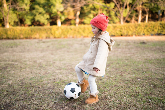 サッカーボールを蹴る少女