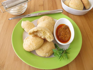 Kleine Käsebrötchen mit Tomaten-Dip