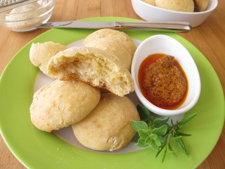 Kleine Käsebrötchen mit Tomaten-Dip