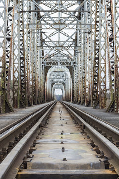 Fototapeta Wagony kolejowe przechodzące przez most