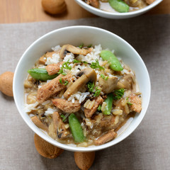 Reis mit veganem Soja-Pilz-Ragout und Zuckerschoten