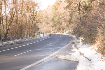 Verschneite Straße in der Eifel