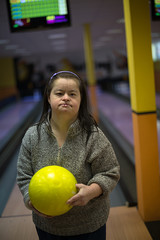 trisomique femme jouant bowling
