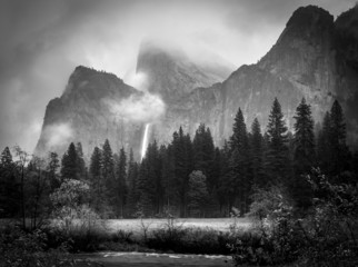 Obraz premium Czarno-białe wodospady Bridalveil